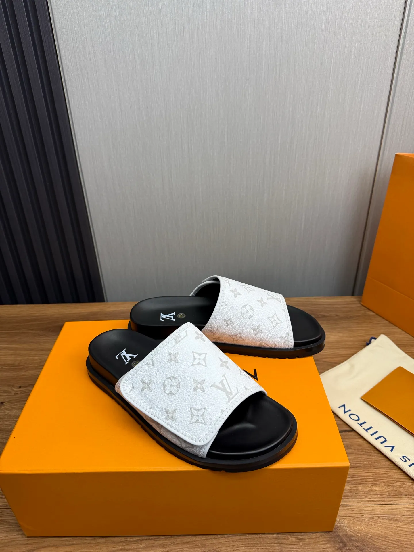 Men's shoes 💰320💰 Lv. hot selling men's slippers 🔥 🩴Official website one to one production 38-45 sizes 45 46 🉑️Customized!
